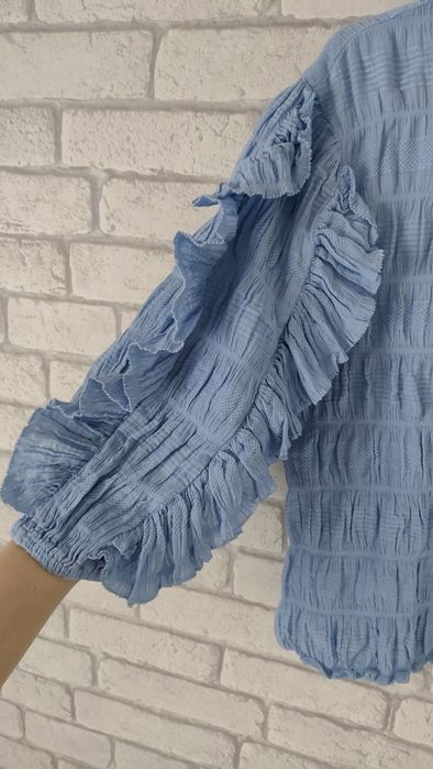 Niebieska bluzka z falbanką L