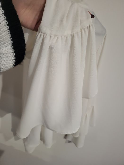 Biała zwiewna koszula z chokerem i szerokimi rękawami elegancka