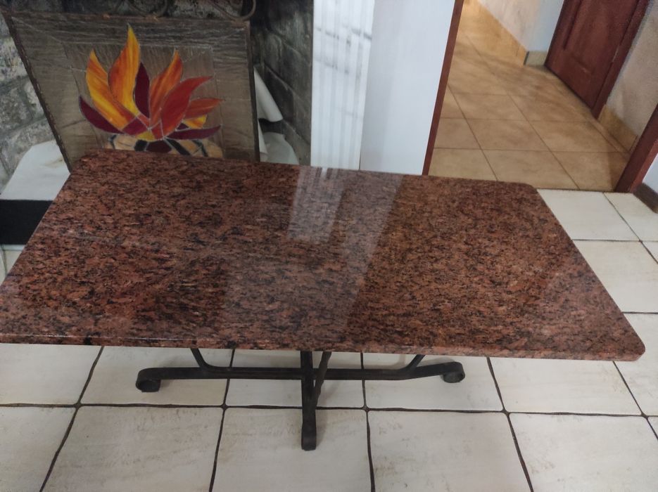 Столик з граніту