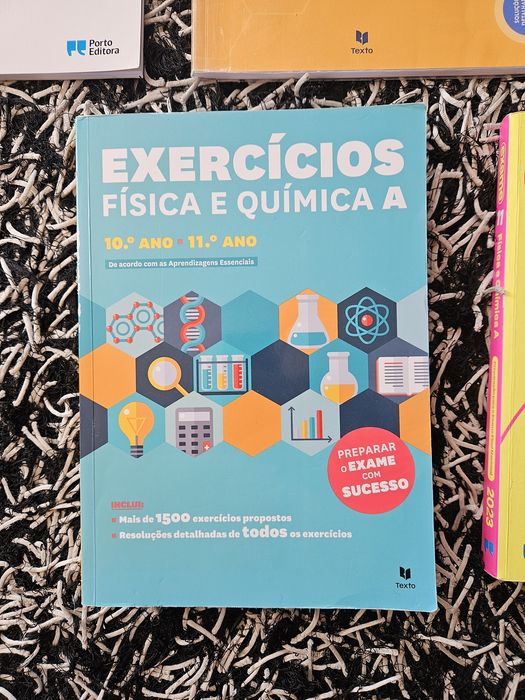 Livros de exames/exercícios de Física e Química A