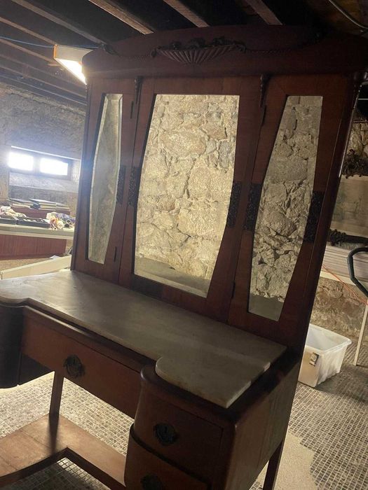 contador antigo com espelho e cadeira