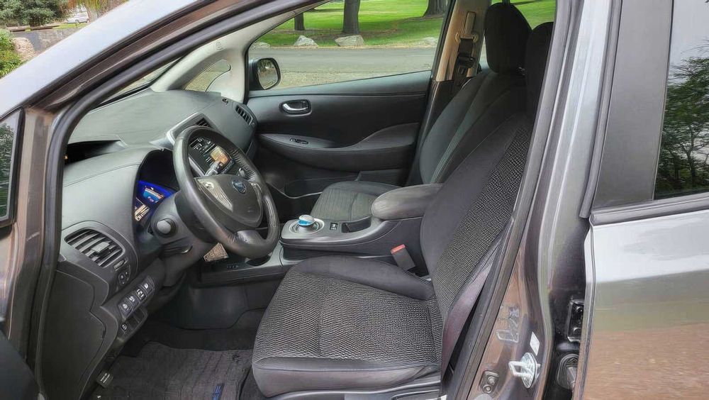 Nissan LEAF S      2015