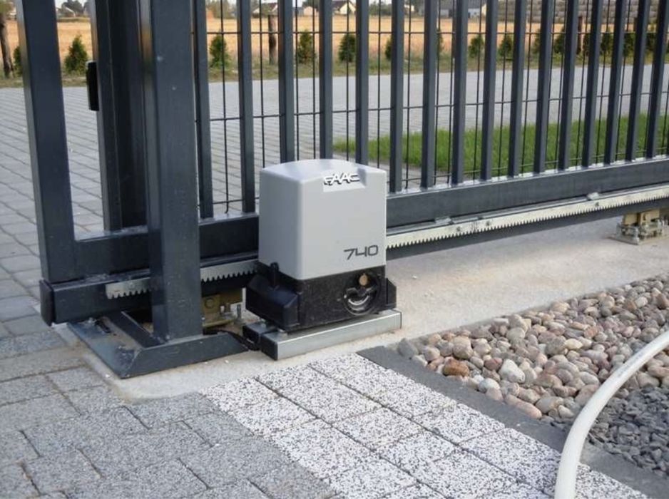Montaża siłowników wjazdowych Automaty wjazdowe garażowe domofony