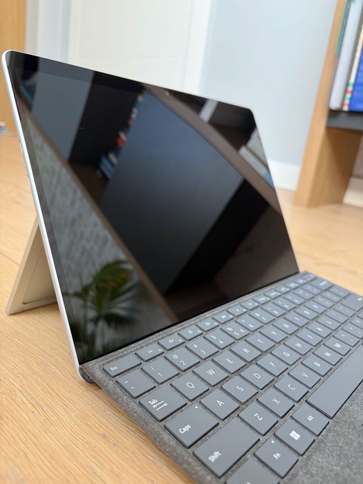 Surface Pro 9 wraz z klawiaturą oraz rysikiem platynowy laptop 2w1