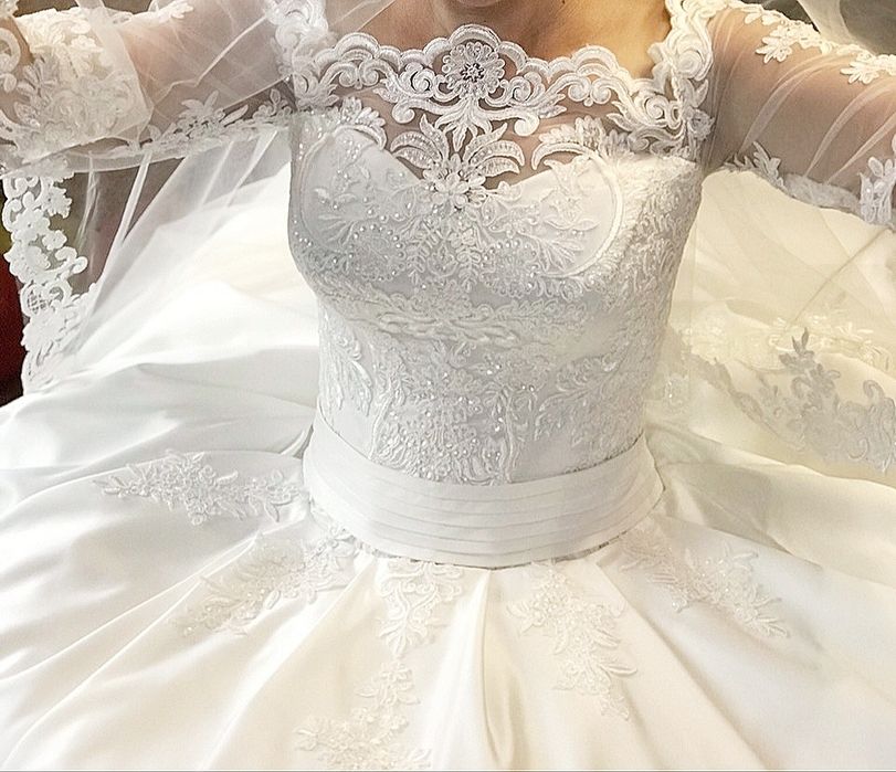 Весільна сукня. Атлас