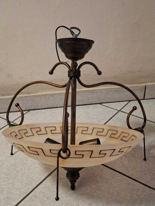 Klasyczny żyrandol mosiężny