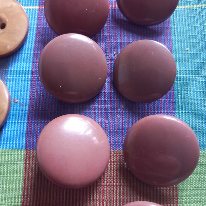 Guziki brazowe różne