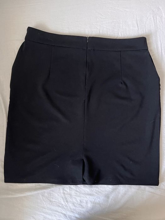 Czarna klasyczna spódnica ołówkowa do kolan z kieszeniami