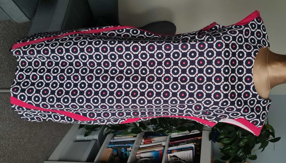 Sukienka modelująca klasyczna elegancka Modern Line 40