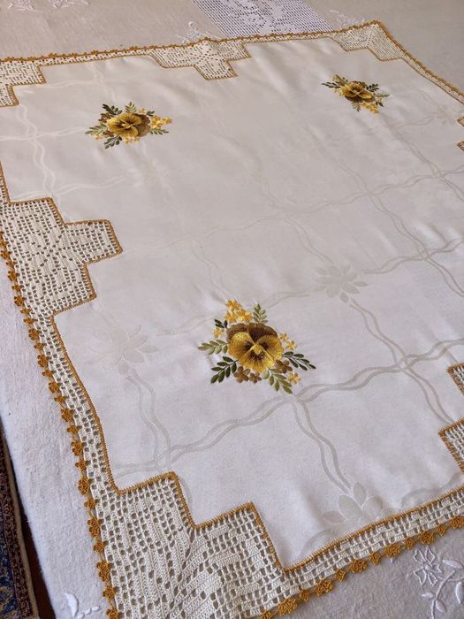 Toalha em tecido alinhado e croche nº12 ( varias )