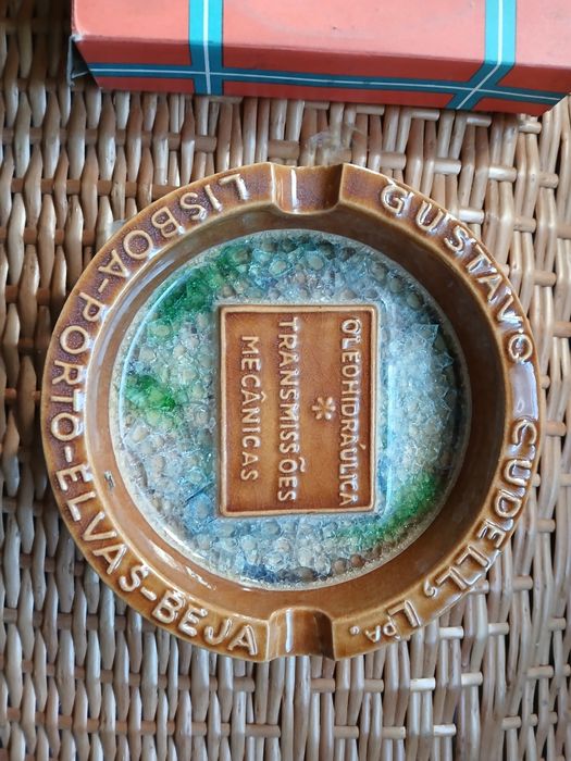 Cinzeiro S G em vidro  e outro