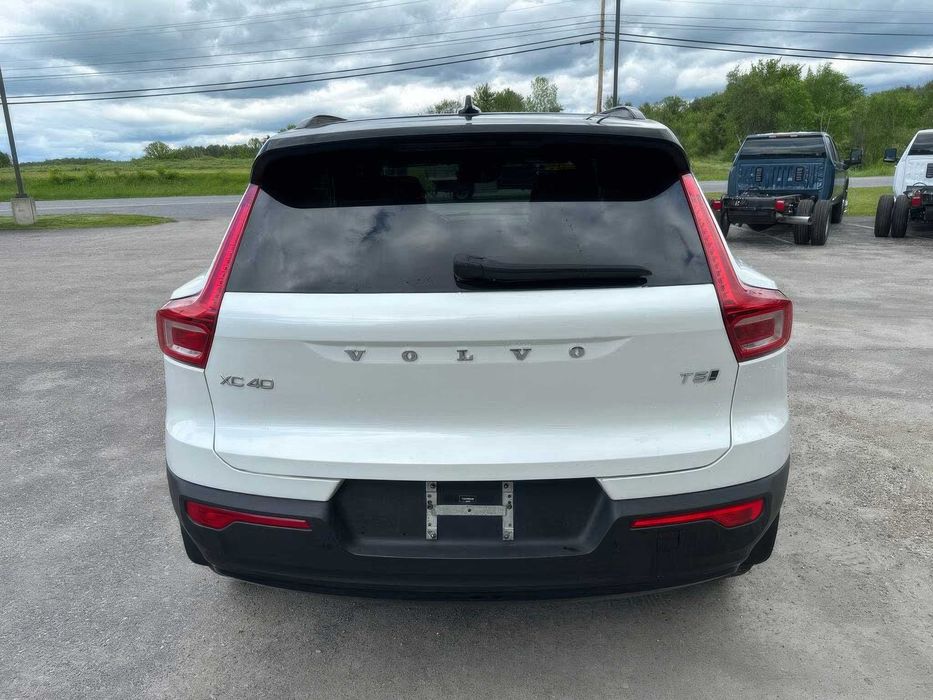 Volvo XC40      2021