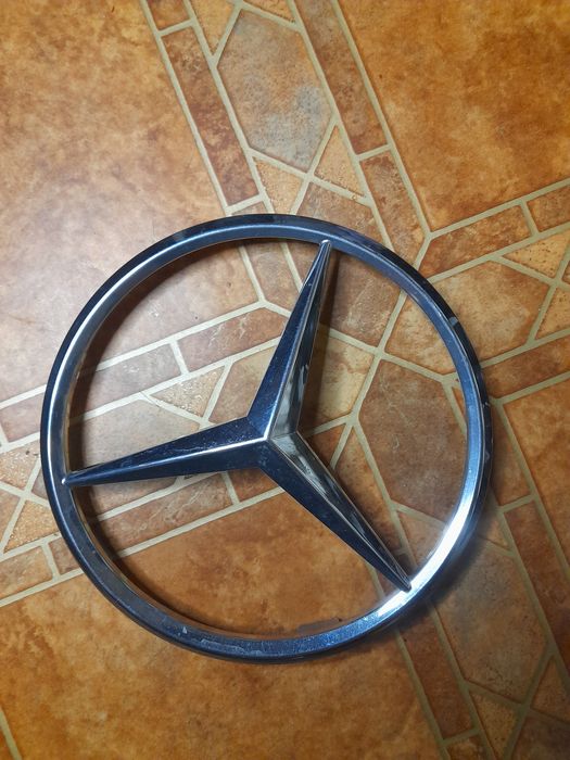 Емблема автомобіля Мерседес