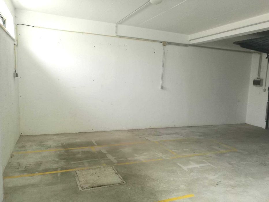 Aluga-se garagem privada/box fechada com 37 m², em Mafra, ideal para estacionamento, arrumos, armazenamento ou pequeno armazém.