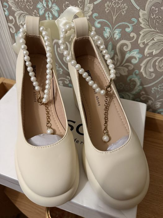 Туфли новые,бежевый цвет,застёжка бусинками