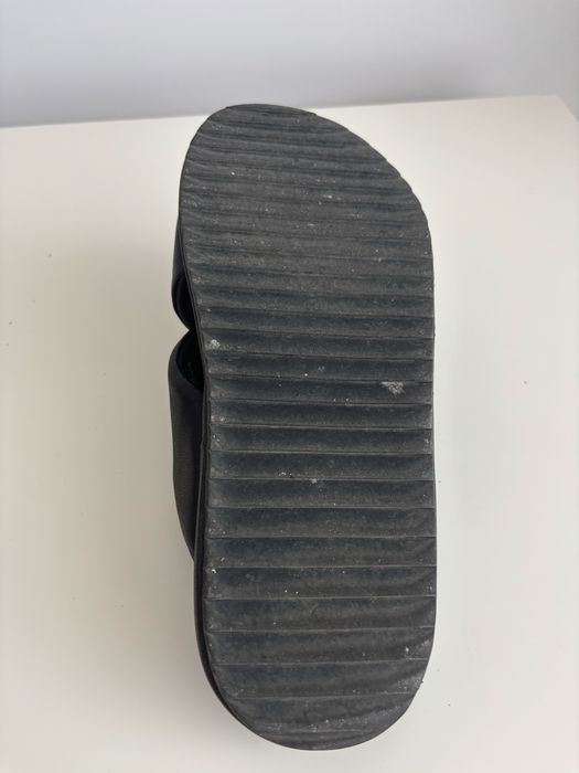 klapki Levis czarne imitacja skóry 39 stylowe modne grube paski