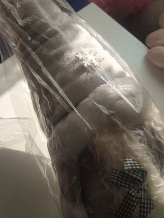 Pluszowy krasnal szary z kokardkami blond uroczy idealny na prezent