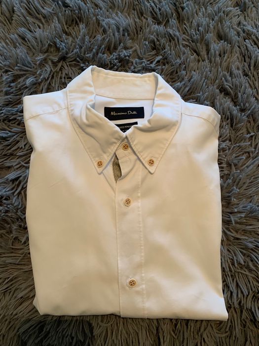 Camisa branca com risca cinza da Massimo Dutti