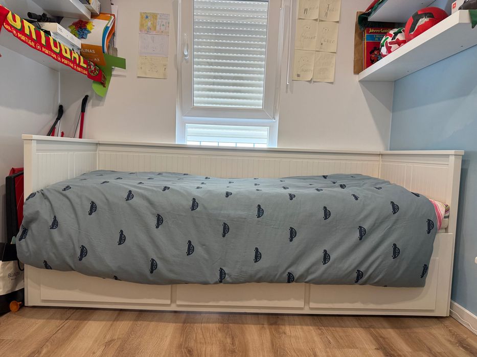 Cama individual e dupla, escrivaninha e cadeira. Conjunto prático e funcional para o quarto.