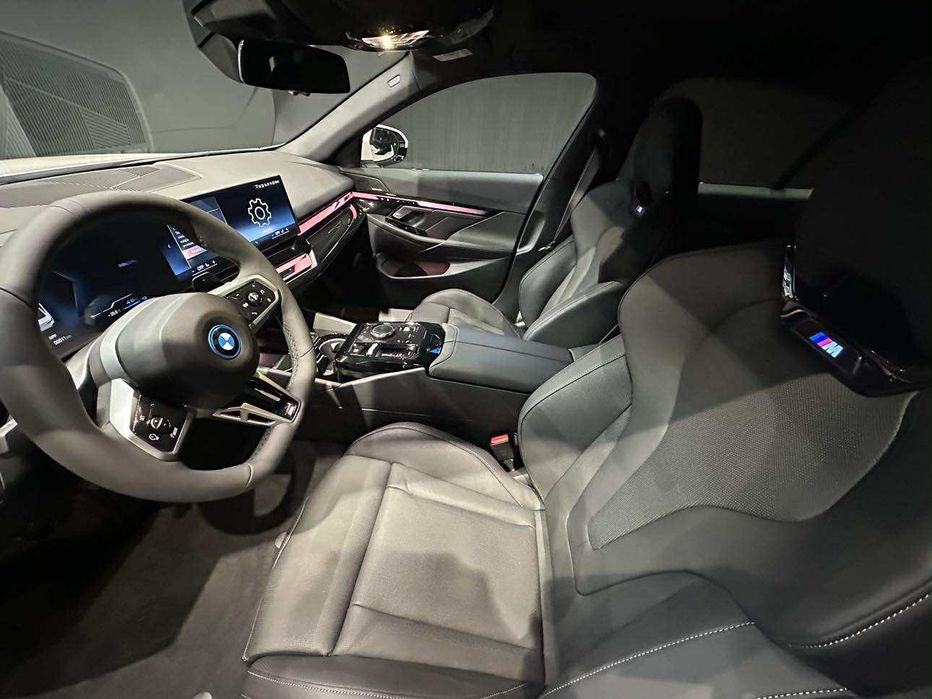 Auto Ślubne Piękne biała perła do ślubu BMW 5 G60