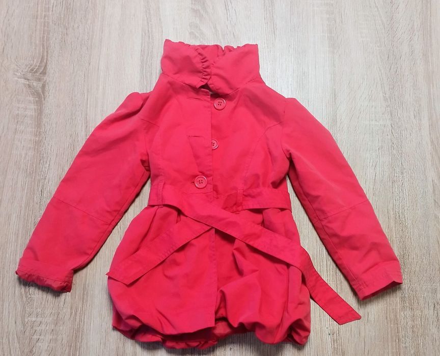 Elegancki Płaszczyk / Trencz w Kolorze Koralowym – Rozmiar 104/110
