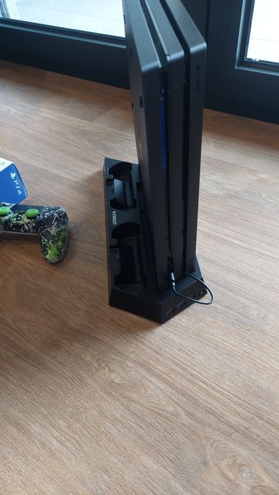 Ps4 pro 1TB + 2 comandos + 9jogos