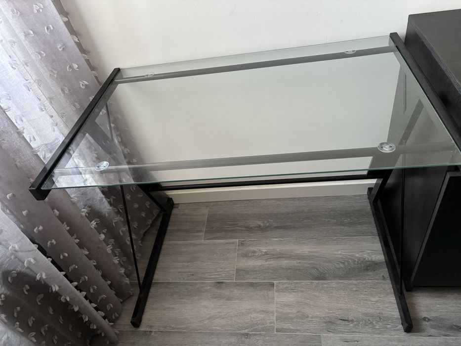 Mesa/Secretária de Vidro com Estrutura Metálica – Moderna e Elegante