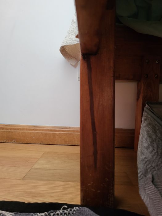 Cama de madeira com cabeceira forrada