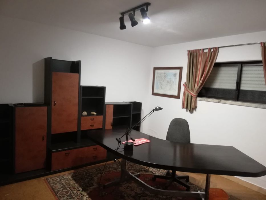 Conjunto escritório com mesa e modulo de moveis arquivo