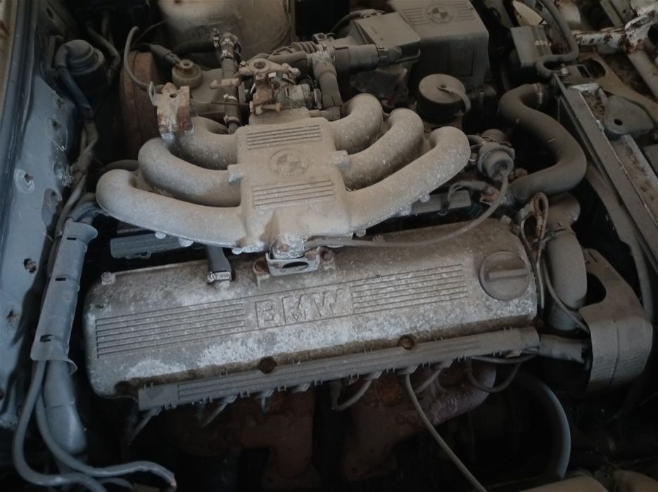 BMW e30 320 gasolina 6 cilindros