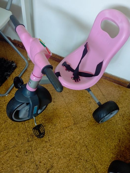 Triciclo Feber Cor de Rosa com cinto de segurança