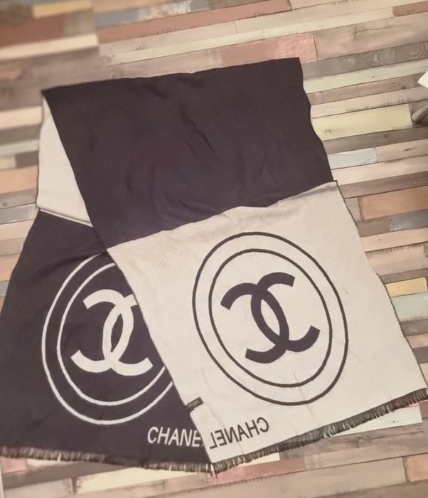 szal z logo szal Chanel