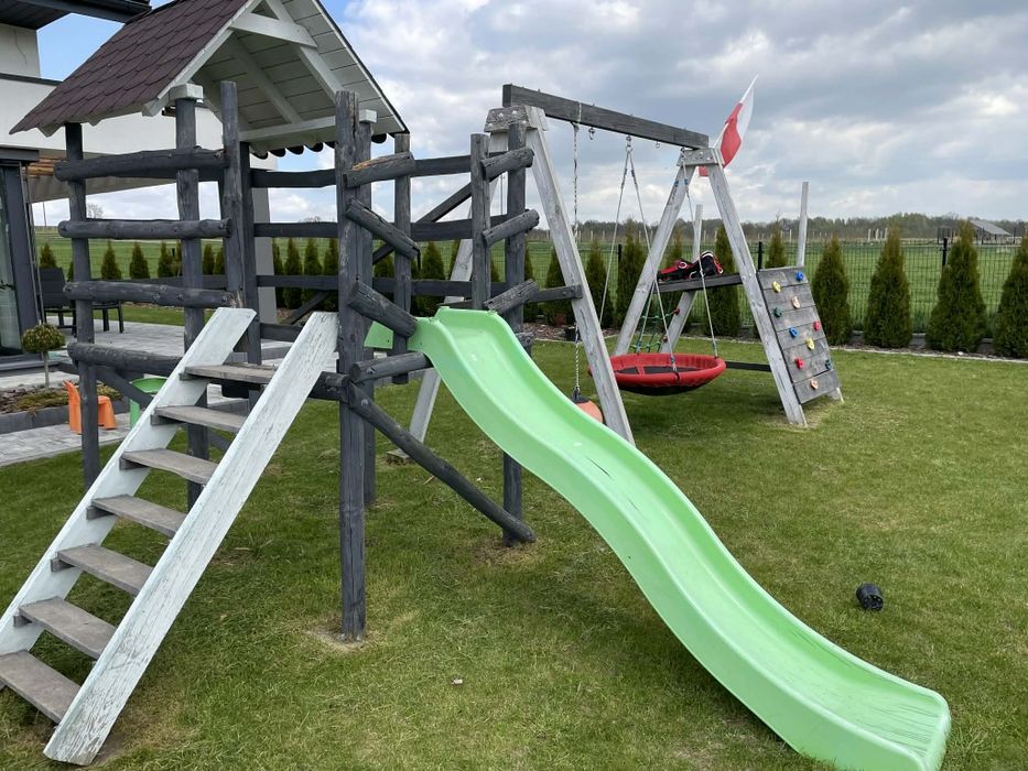 Domek ze zjeżdżalnią