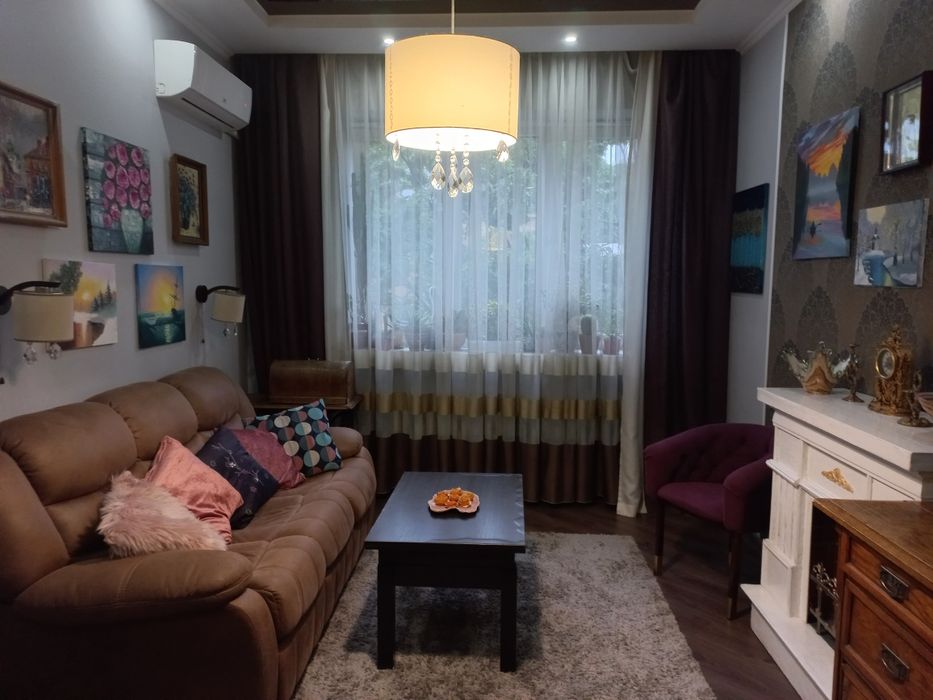 Здається кімната в 2х кімнатній квартирі в центрі. Для дівчини!