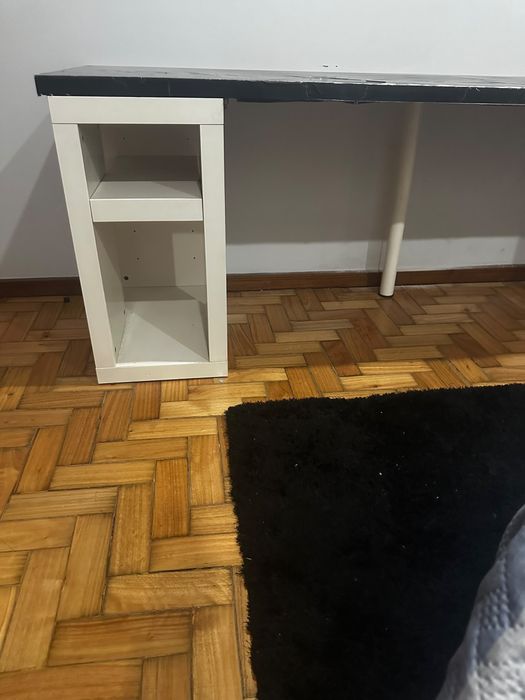 Secretaria com tapo de papel de parede