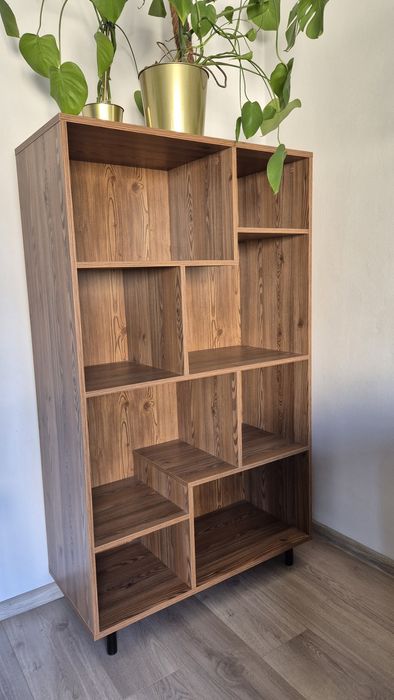 Regał Indio – asymetryczna biblioteczka