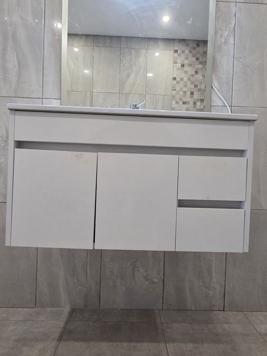 Móvel de casa de banho suspenso branco com lavatório e espelho LED