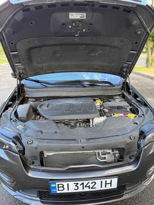 Jeep Cherokee Limited 2019 року в обвісі Overland з повним приводом