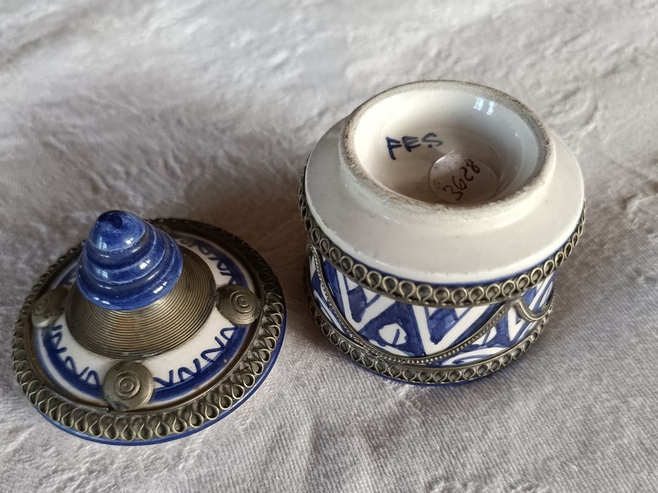 Pote de cerâmica tradicional (jobbana marroquina)azul com tampa cónica