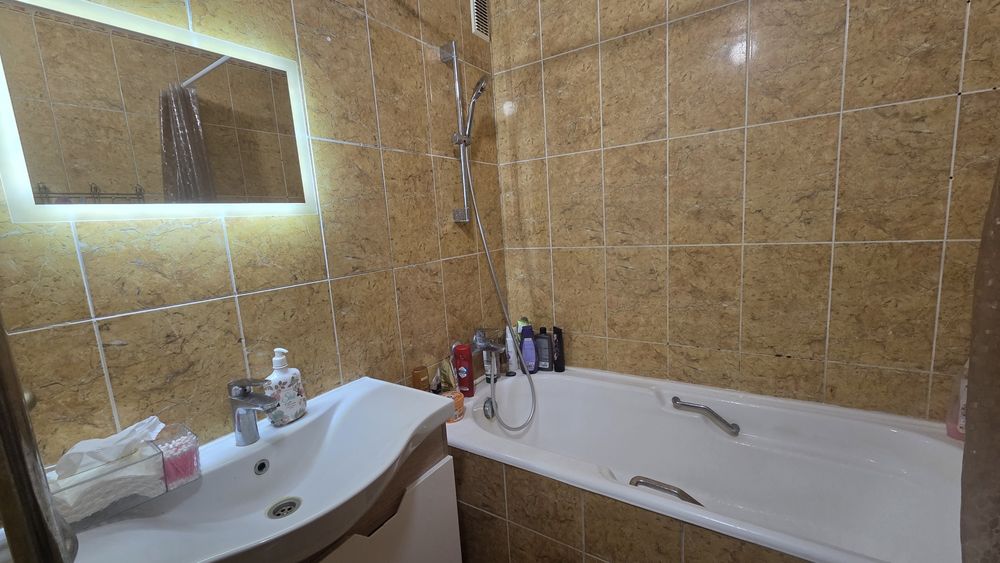 Квартира 4х кімнатна 80кв. Ревуцкого 44. М.Харківська(5хв пішки)