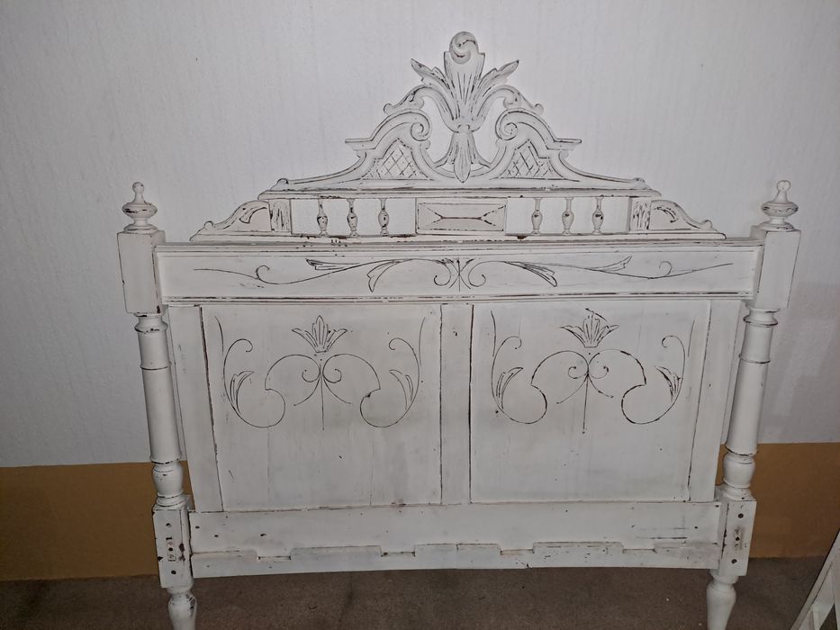 Cabeceira de cama restaurada com mais 100 anos