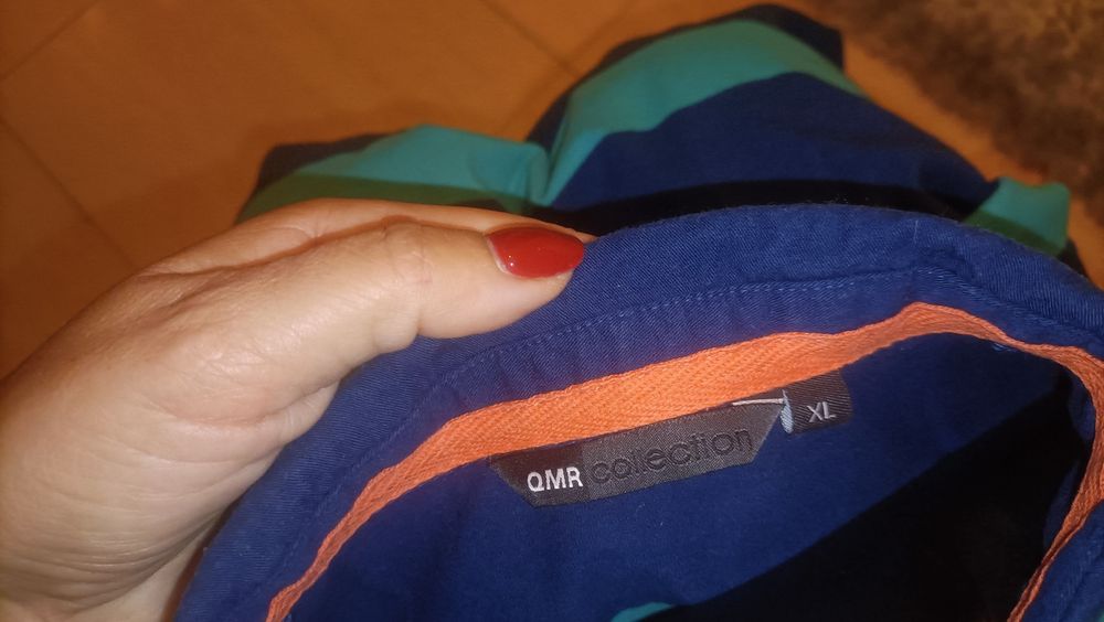 Polo Quebramar com fecho, apontamentos laranja