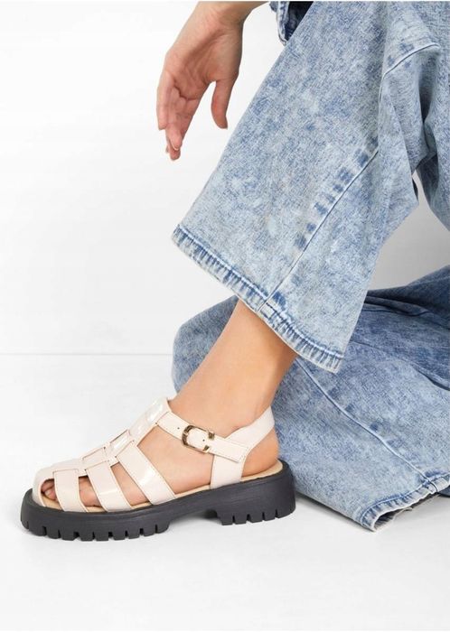 B.P.C sandały na platformie lakierowane beżowe ^40