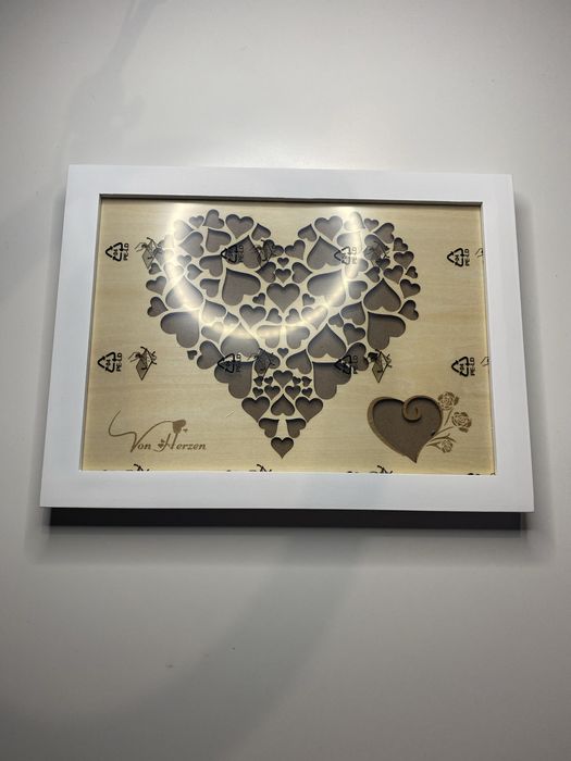 Prezent pieniężny na ślub z motywem serca w ramce na zdjęcia