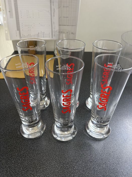 Varios copos de cerveja