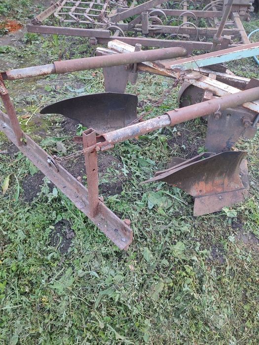 Плуг двохкорпусний та культиватор