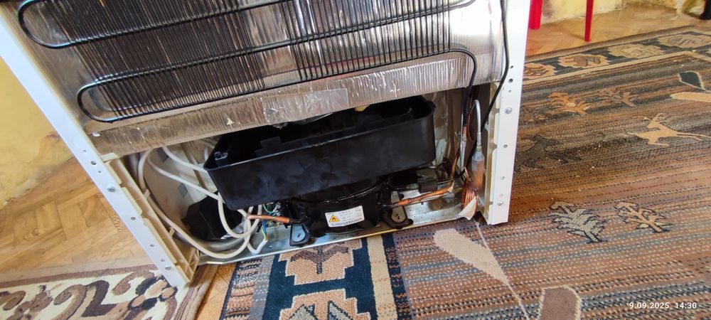 Lodówka Sharp działający agregat