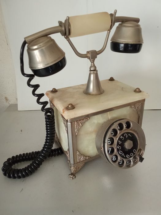 Telefone em metal e mármore