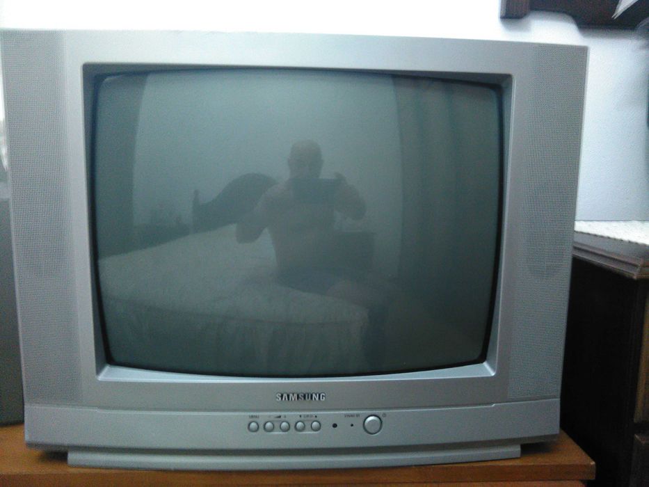 2 tv`s - 1 pequena e 1 média - ler descrição