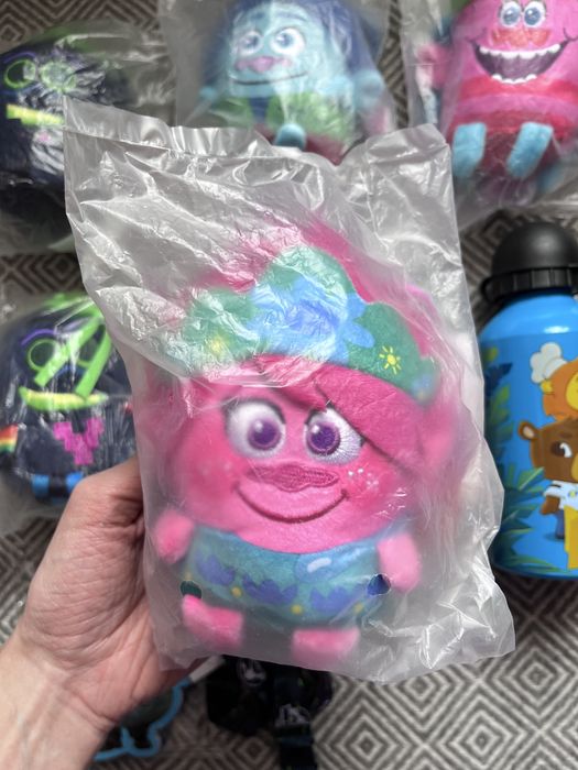 Maskotki Trolle, butelka na wodę, notes, smycz